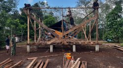 Kembali Lanjutkan Pekerjaan, Satgas TMMD Ke-129 Kodim 0313/KPR Geber Pembangunan Rumah Bapak Diasan di desa Parit Baru