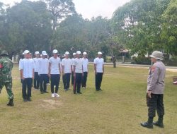 Babinsa Koramil 03/Bunut Kodim 0313/KPR Latih Paskibra Tingkat SMA Kecamatan Bandar Petalangan Sambut HUT RI Ke-81