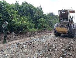 Tutup Jalan Berlubang dan Merapikan Bahu Jalan, Satgas TMMD Ke-129 Kodim 0313/KPR Dipacu Hingga Jembatan T. Tahal