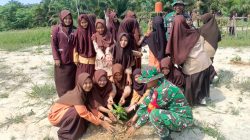 Babinsa Koramil 03/Bunut Tanamkan Kepedulian Lingkungan kepada Pelajar Melalui Aksi Penanaman Pohon