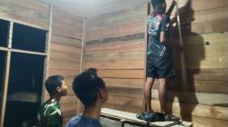 Kejar Target TMMD Ke-129, Satgas Kodim 0313/KPR Lembur Pengerjaan Rumah Ibu Timah Pada Malam Hari