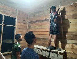 Kejar Target TMMD Ke-129, Satgas Kodim 0313/KPR Lembur Pengerjaan Rumah Ibu Timah Pada Malam Hari