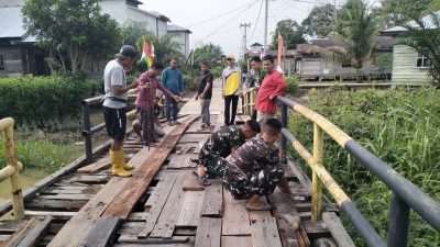 Perkuat Kemanunggalan TNI dan Rakyat, Satgas TMMD Ke-129 Kodim 0313/KPR dan Warga Gotong -Royong Perbaiki Jembatan jalan Desa