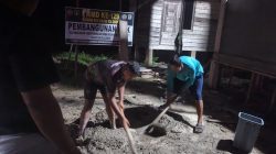Semangat Gotong- Royong Menerobos Malam, Pembangunan MCK Dusun 1 Terus Dipacu