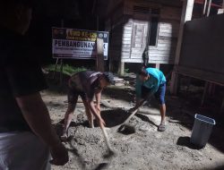 Semangat Gotong- Royong Menerobos Malam, Pembangunan MCK Dusun 1 Terus Dipacu