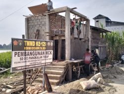 Kejar Target Penutupan TMMD Ke-129, Satgas Kodim 0313/KPR Kebut Pembangunan MCK SD 013 Pangkalan Terap