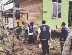 Perkuat Kemanunggalan dan Gotong- Royong, Satgas TMMD Ke-129 Kodim 0313/KPR Bersama Mahasiswa UNRI Pulas Rumah Bapak Dedi