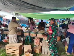 Babinsa Pantau Aktivitas Pasar, Jalin Kedekatan Dengan Pedagang dan Warga