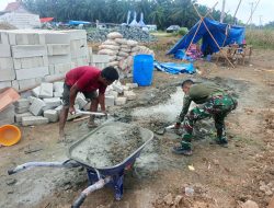 Wujudkan Kemanunggalan TNI dan Rakyat, Sertu Thomas Ikut Bangun Rumah Warga