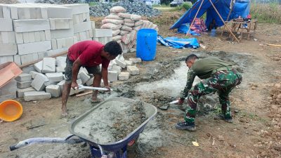 Wujudkan Kemanunggalan TNI dan Rakyat, Sertu Thomas Ikut Bangun Rumah Warga