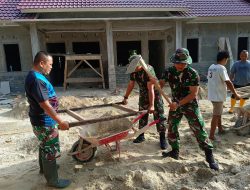 Jalin Kebersamaan, Babinsa Koramil 07/Kampar Gotong- Royong Bangun Masjid