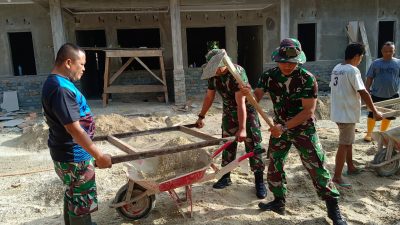 Jalin Kebersamaan, Babinsa Koramil 07/Kampar Gotong- Royong Bangun Masjid