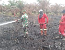 Memasuki Musim Kemarau,Babinsa Koramil 06 Siak Hulu Bersama Manggala Agni Lakukan Patroli dan Pemadaman Titik Api Serta Himbauan Tentang Karhutla