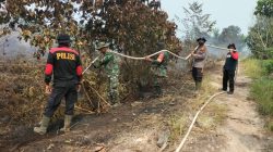 Babinsa Koramil 06 Siak Hulu Bersama Bhabinkamtibmas dan Masyarakat Berjibaku Padamkan Api