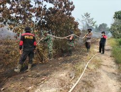 Babinsa Koramil 06 Siak Hulu Bersama Bhabinkamtibmas dan Masyarakat Berjibaku Padamkan Api