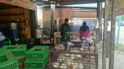 Beri Motivasi Guna Tingkatkan Kesejahteraan, Babinsa Koramil 06 Siak Hulu Komsos Bersama Pedagang Ayam