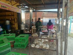 Beri Motivasi Guna Tingkatkan Kesejahteraan, Babinsa Koramil 06 Siak Hulu Komsos Bersama Pedagang Ayam