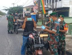 Dampak Kabut Asap, Anggota Koramil 01 Bangkinang Bagikan Masker Kepada Pedagang dan Masyarakat Pengunjung Pasar Bangkinang