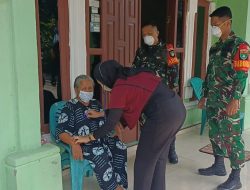 Antisipasi Dampak Udara Kurang Baik, Babinsa Koramil 16/Tapung Bersama Tim Kesehatan Gelar Pembagian Masker Door to Door dan Cek Kesehatan Warga