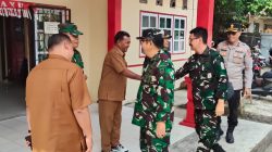 Sambangi Pangkalan Kuras, Tim Penyuluh Mabes TNI Serahkan Sargal dan Edukasi Warga Sorek Satu Cegah Karhutla