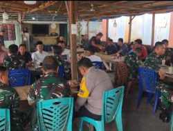 Dialog Santai di Kedai Kopi, Tim Penyuluh Mabes TNI Dipimpin Brigjen TNI Dedy Zulkifli Edukasi Warga Sorek Satu Mencegah Karhutla